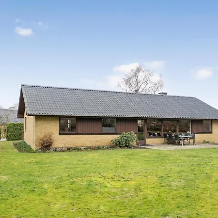 4 Bedroom Gorgeous In 펜션 홀스테브로