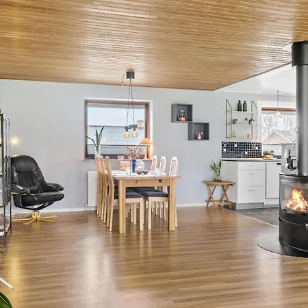 4 Bedroom Gorgeous In 홀스테브로